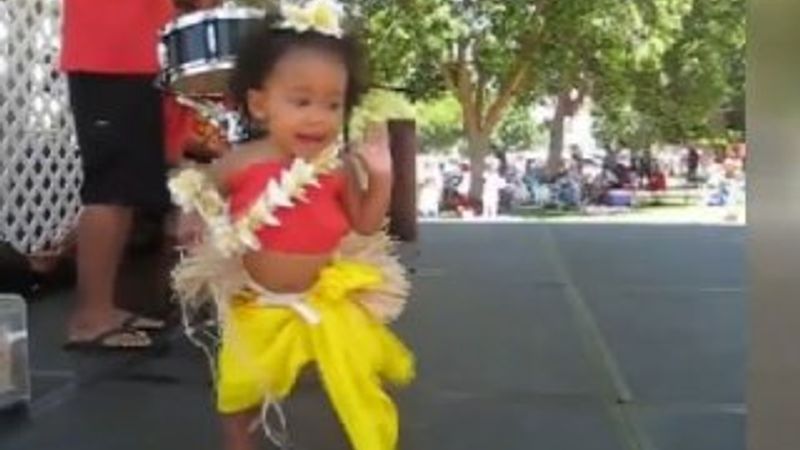 Minik kızın dansı izleyenleri güldürdü