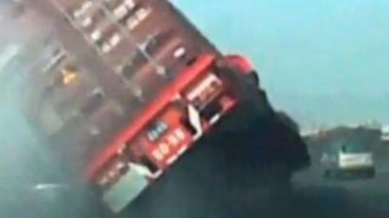 TIR otomobillerin üzerine devrildi