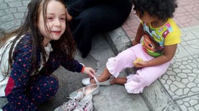 Küçük kız Suriyeli sığınmacıya ayakkabısını hediye etti