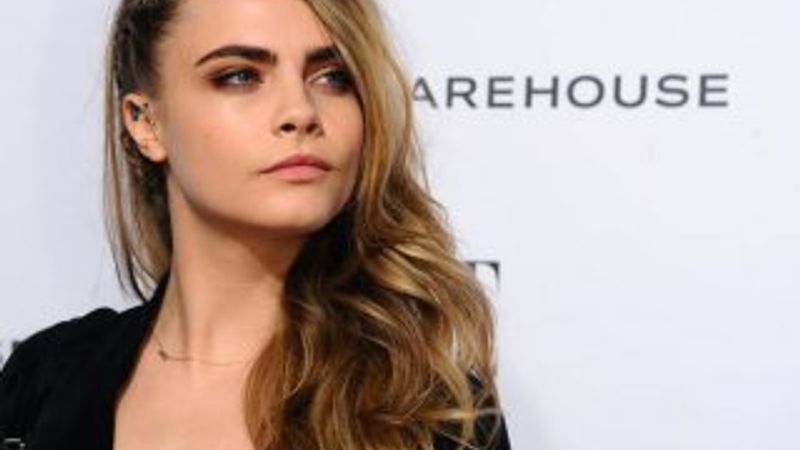 Ünlü model paparazileri azarladı