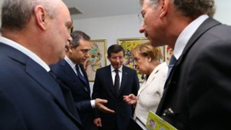Başbakan Davutoğlu Merkel'den kaçak savcıları istedi