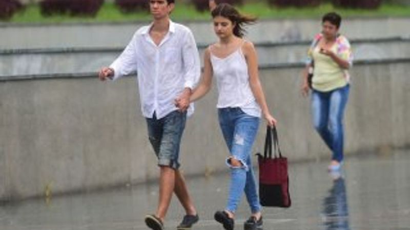 Antalya'da yağmur vatandaşlara zor anlar yaşattı