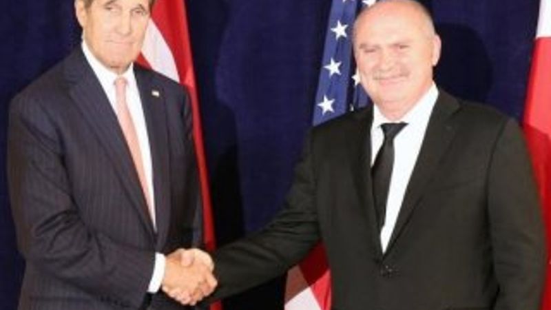 Kerry Sinirlioğlu ile bir araya geldi