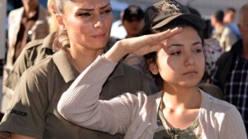 Şehit nişanlısını asker selamı ile uğurladı