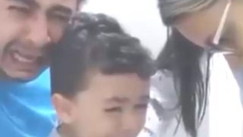 Oğlu iğne olurken ağlayan baba
