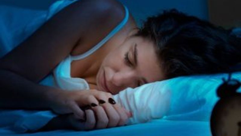 Güne zinde başlamak için karanlık odada uyuyun