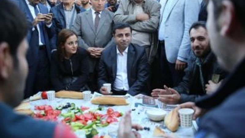Selahattin Demirtaş Zaman gazetesinin üstünde yemek yedi