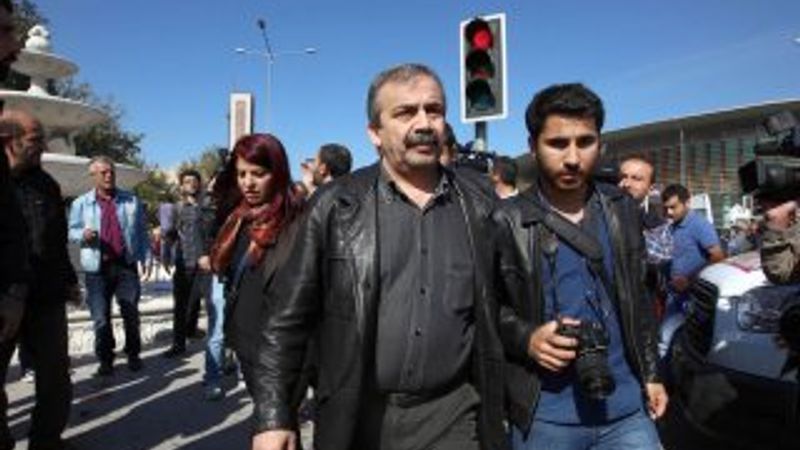 HDP'li Sırrı Süreyya Önder polis müdürünü tartakladı