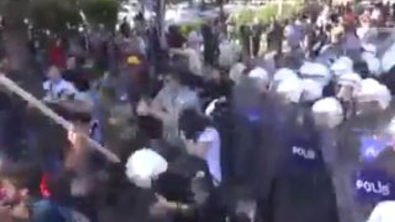 Ambulansa yol açan polisleri dövdüler