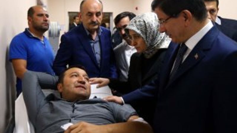 Başbakan Davutoğlu yaralıları ziyaret etti