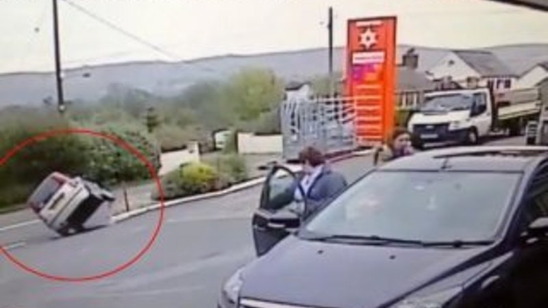 Kadın sürücü yanlışlıkla şov yaptı İZLE