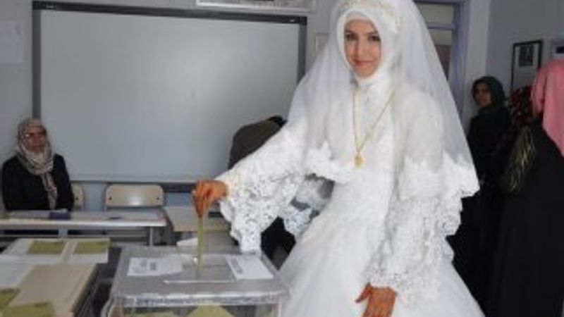 Gelinle damat oy kullanıp düğüne geçtiler