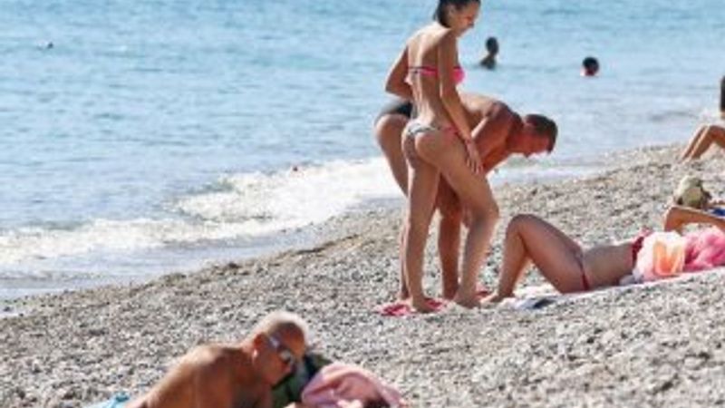 Antalyalılar oy kullanıp denize girdi