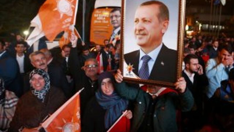 Erdoğan'ın evinin önünde sevinç gösterileri