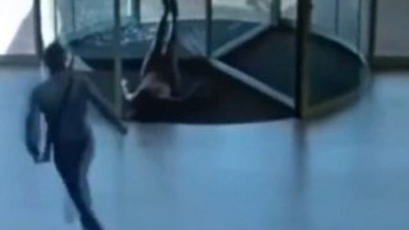 Hırsız kadın döner kapıya bodozlama girdi