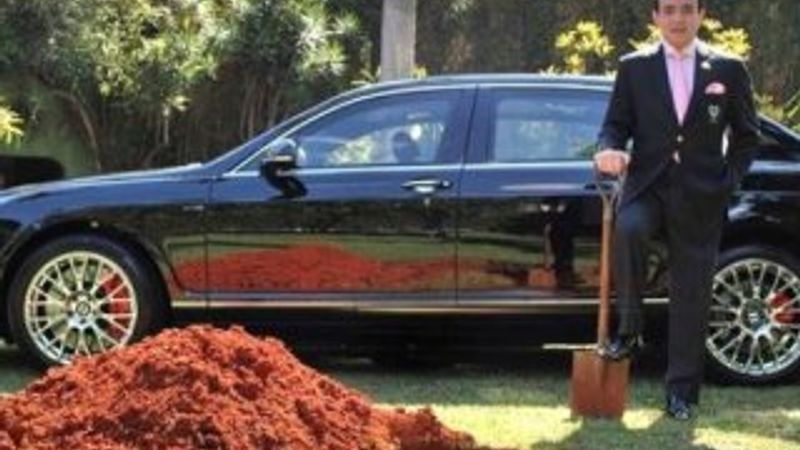 Zengin iş adamı öbür dünyada kullanmak için aracını gömdü