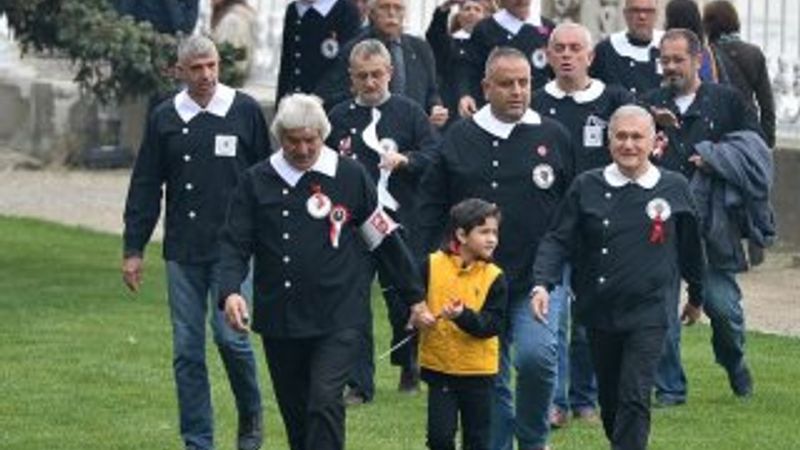 Siyah önlükler giyip andımızı söylediler