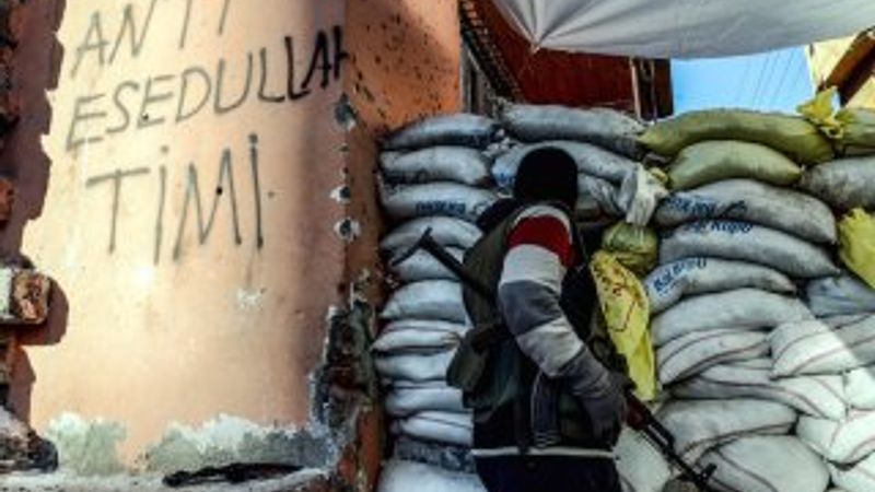 Diyarbakır'da hendek arkasındaki silahlı teröristler