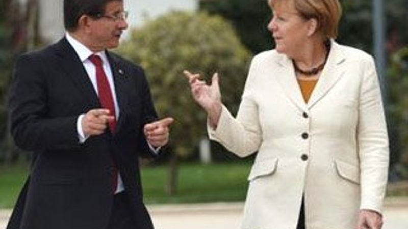 Başbakan Davutoğlu Angela Merkel ile görüştü