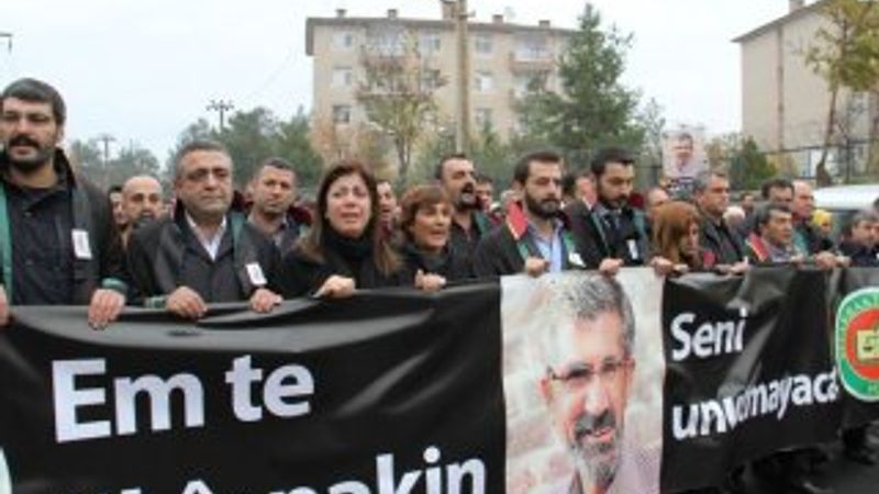 Tahir Elçi'nin cenazesinde PKK flaması taşıdılar