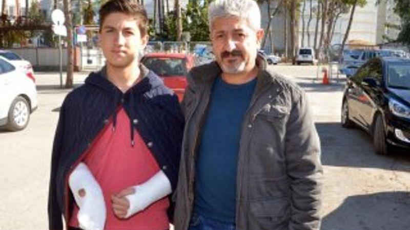 Pitbull cinsi köpeğine tekme atan gence satırla saldırdı