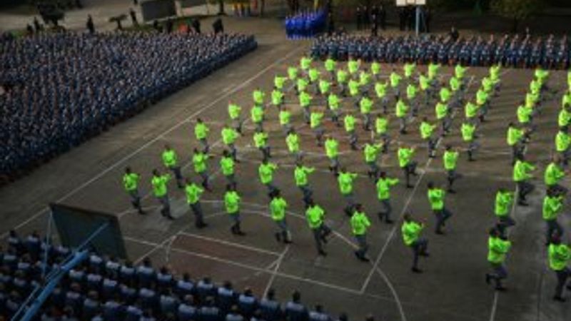 Çinli mahkumlar gangnam dansı yaptı