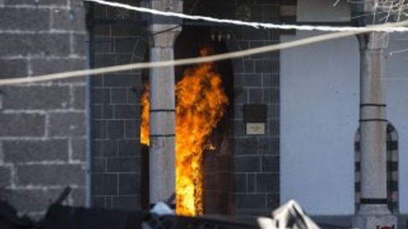 Diyarbakır'da PKK'lılar tarihi camiyi yaktı