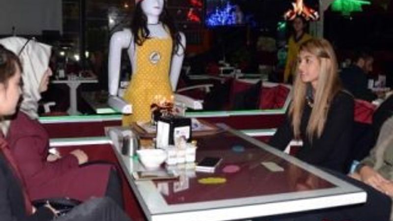 Garson robotlar Konya'da iş başında