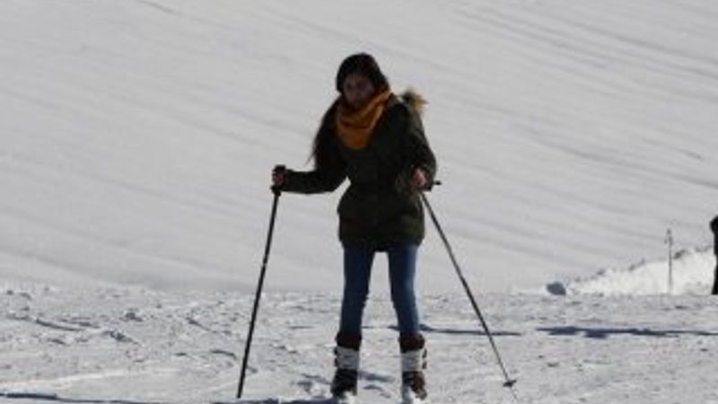 Hakkari'de 2 bin 700 rakımda kayak keyfi