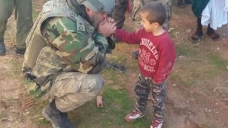 Şırnaklı çocuğu nefesiyle ısıtan komutan