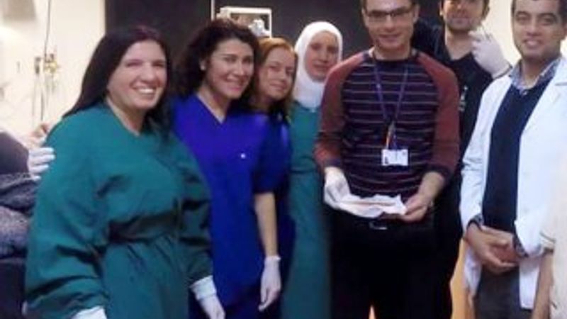 Boğazına yapışan hapı iterken tarağı yuttu