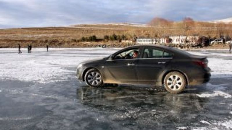 Donan Çıldır Gölü üzerinde drift yaptılar