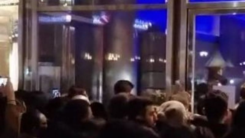 Burak Özçivit'in hayranları Viyana'da otel bastı