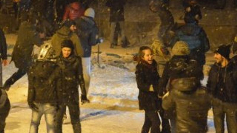 Üniversite öğrencilerinin kar topu savaşı