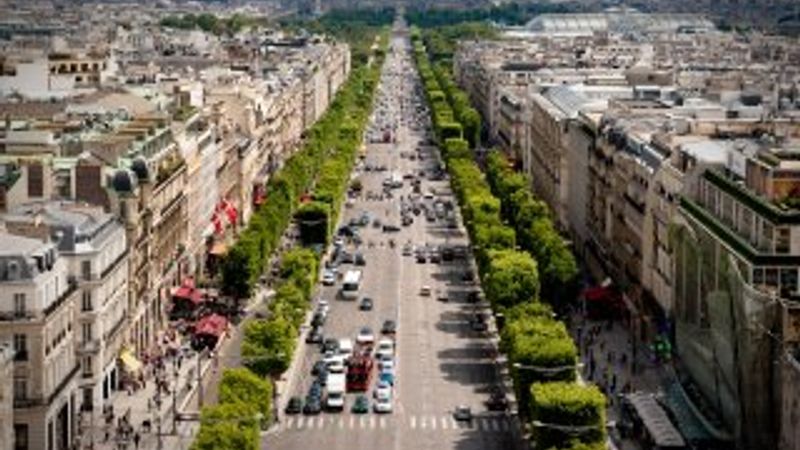 Şanzelize Caddesi ayda bir kez yayalara ait olacak