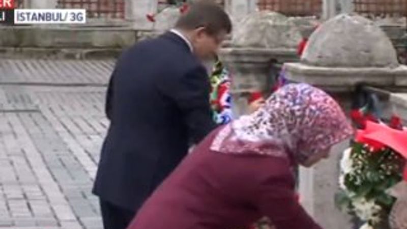 Ahmet Davutoğlu Sultanahmet'te karanfil bıraktı
