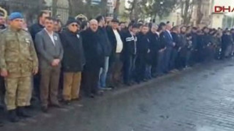 Askerler operasyondan dönüp şehit arkadaşlarını uğurladı