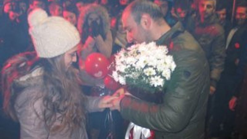 Metrobüste sürpriz evlenme teklifi