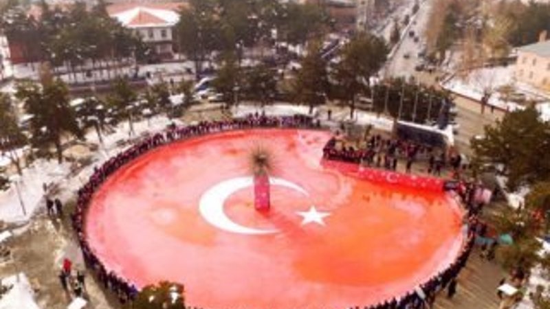 Erzurum'da buzdan Türk bayrağı yaptılar