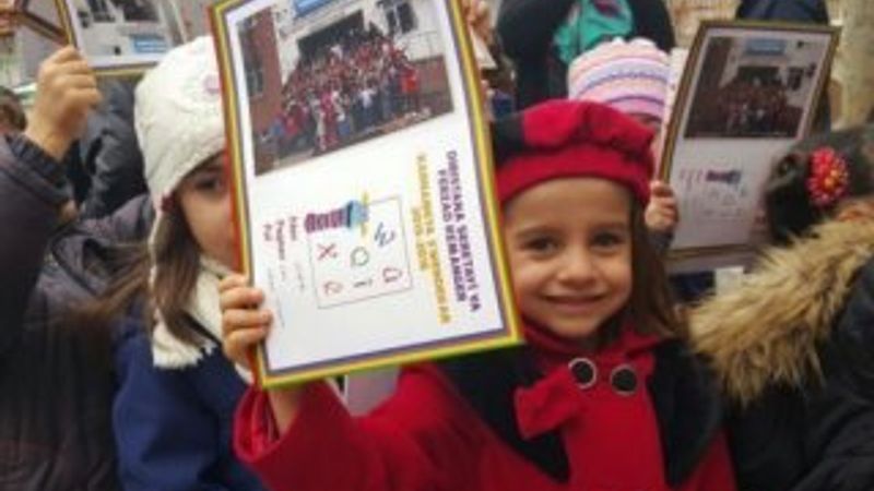 Diyarbakır'da Kürtçe karne dağıtıldı