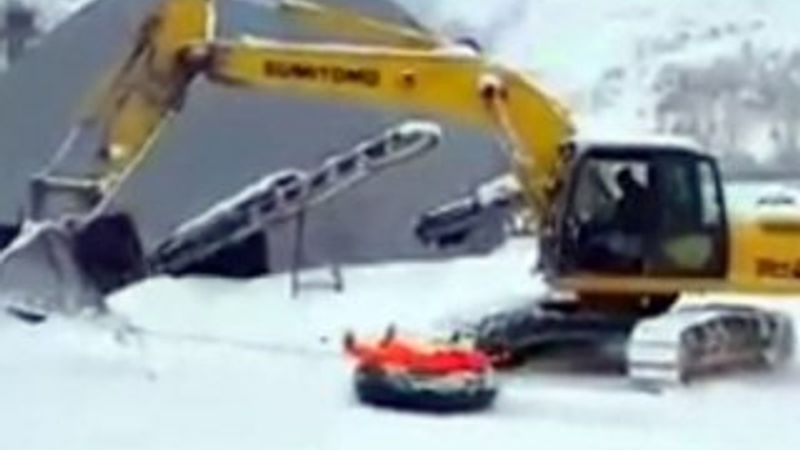 İş makinesine bağlanan lastik şambrelle kayak keyfi İZLE