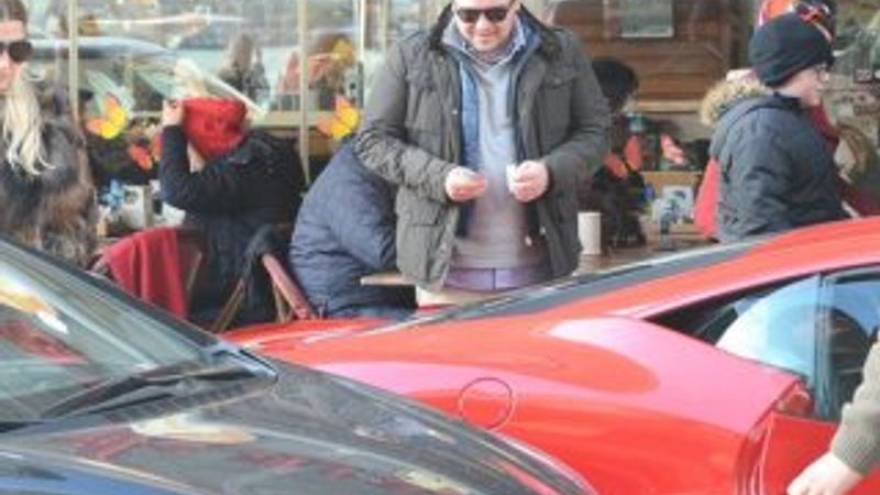 Hacı Sabancı ile Özge Ulusoy Ferrari'yle kahvaltıya gitti