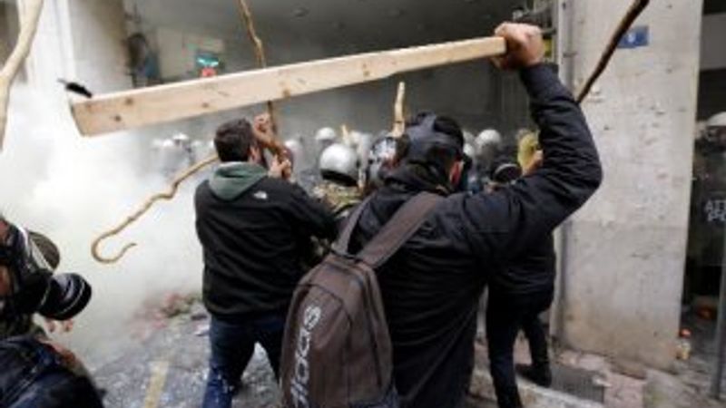 Atina'da çiftçilerin eylemi büyüyor