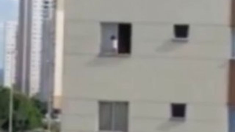 Pencereye çıkan çocuğun tehlikeli yürüyüşü - İZLE
