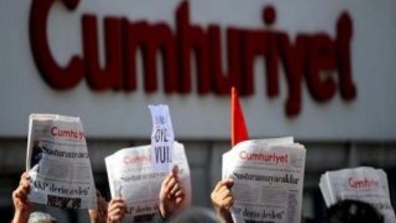 Zaman ve Cumhuriyet aynı manşetle çıktı