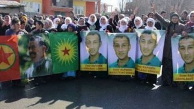 Canlı bombanın taziyesinde HDP şov