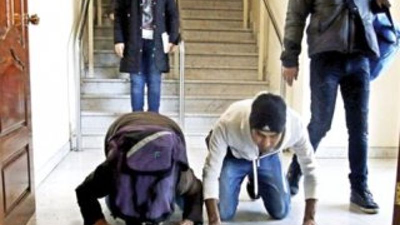 Finlandiya'dan Irak'a dönen mülteciler yeri öptü