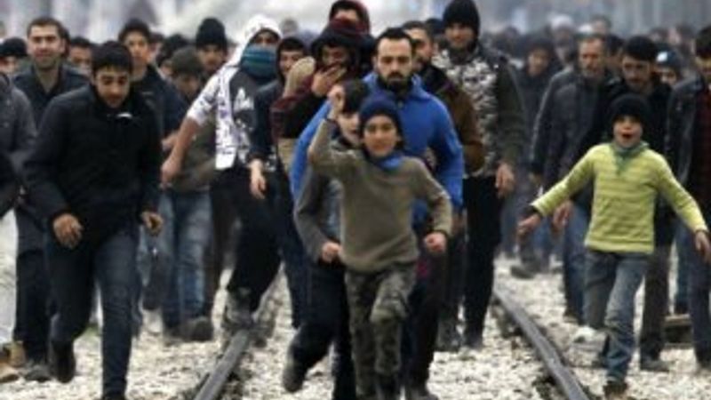 Makedonya'da sınırdaki mülteciler dikenli telleri yıktı