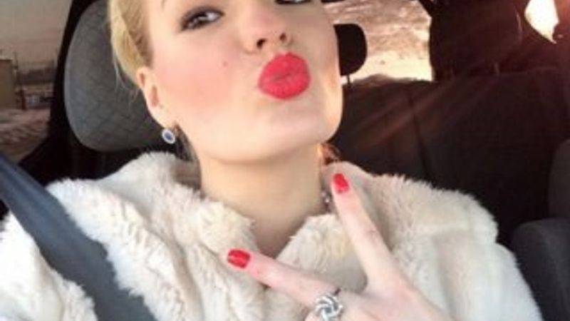 Rus model, kız kardeşini vahşice öldürdü