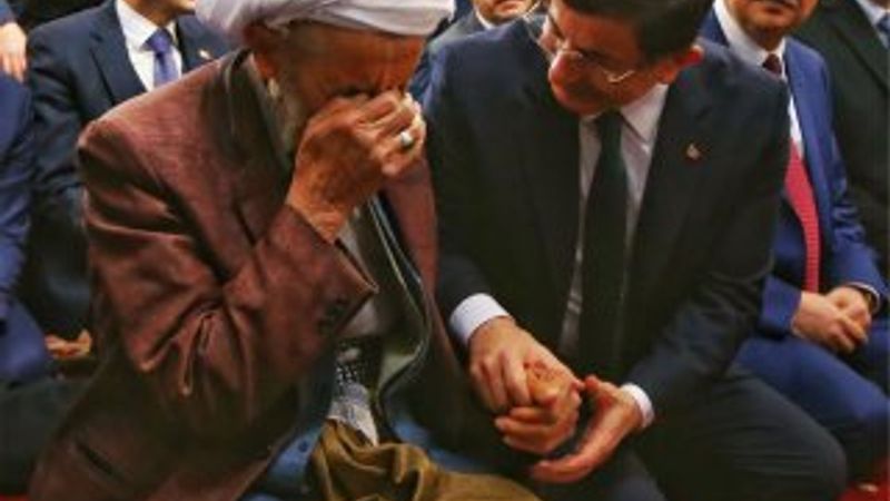 Davutoğlu Silopi'de camide gözü yaşlı adamla konuştu